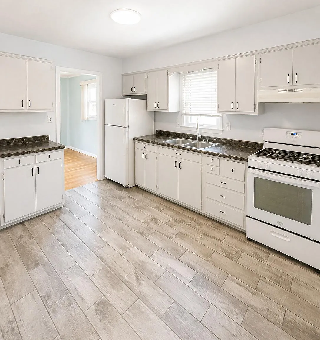 3 bed, 900 sqft, $2,550 — Photo 2
