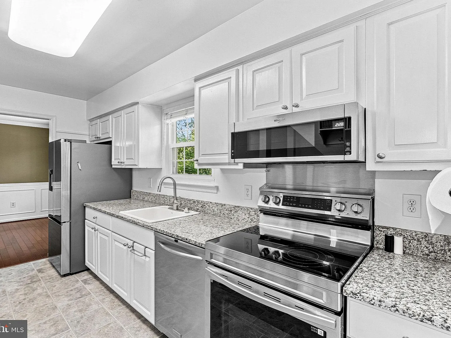 4 bed, 2.5 bath, 2304 sqft, $4,000 — Photo 4