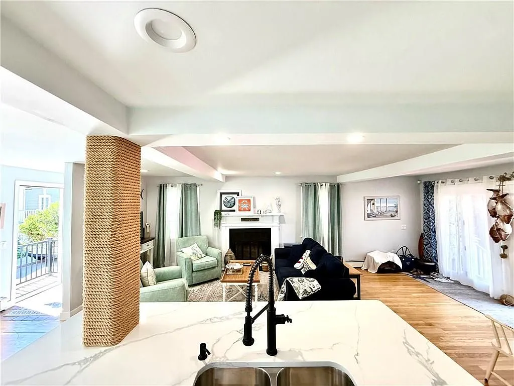 3 bed, 1.0 bath, 1108 sqft, $3,200 — Photo 4