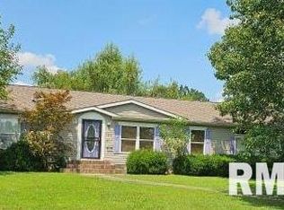 614 W College St, Harrisburg, IL 62946