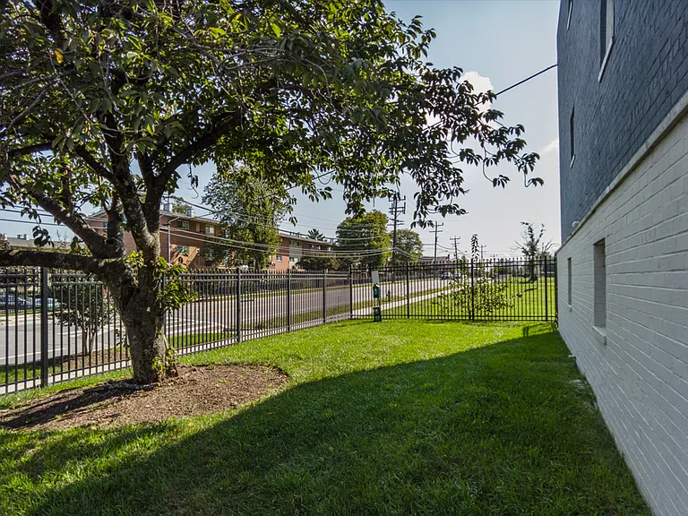 Regency Court Apartments — Photo 18
