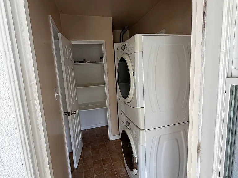 Laundry/pantry room