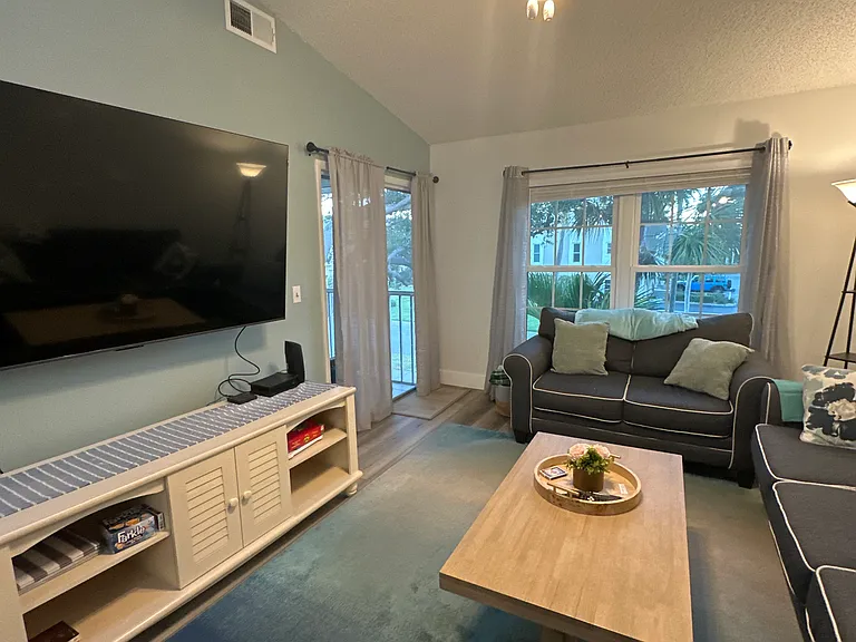 210 Sun Vista Ct N — Photo 2