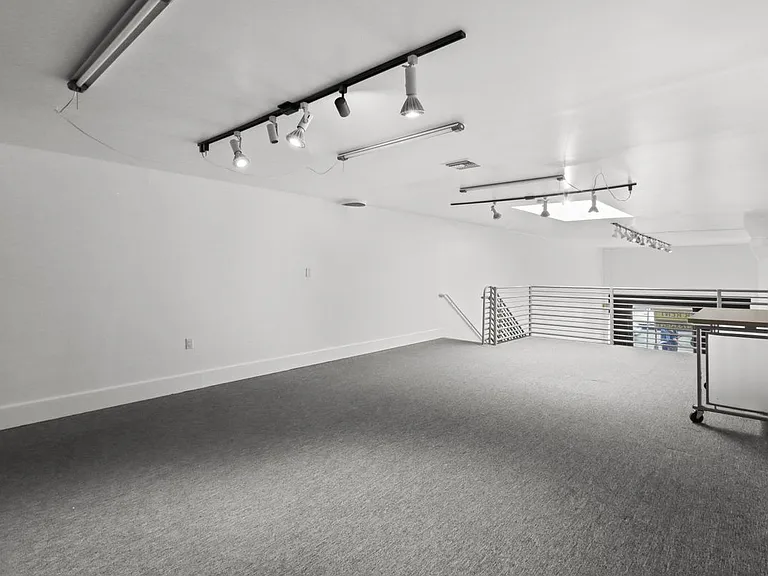 1050 S Fairfax Ave — Photo 10