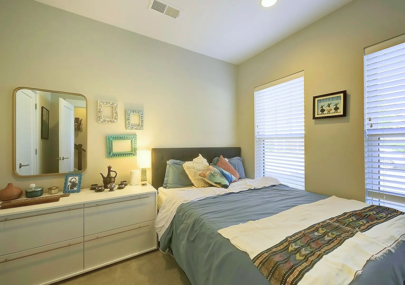 Stunning 4 bed, 4 Bath with Private Rooftop Terrace & Garage — Photo 4