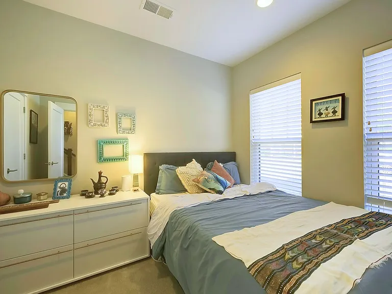 719 Parkside Pl NE — Photo 4