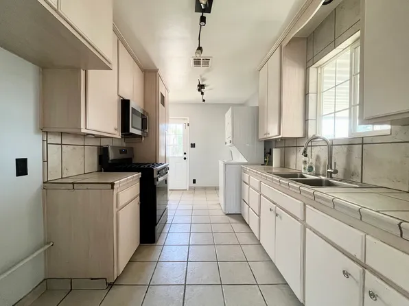 22 Real Rd, Bakersfield, CA 93309