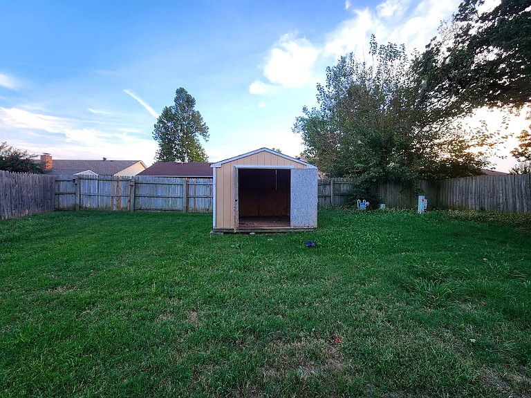1116 Hawthorne Dr — Photo 2