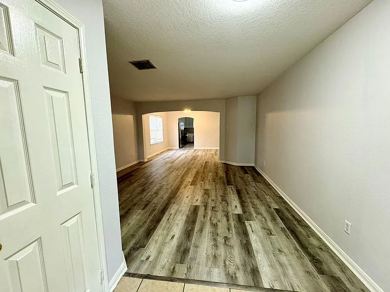 1910 Plum Falls Ln — Photo 3