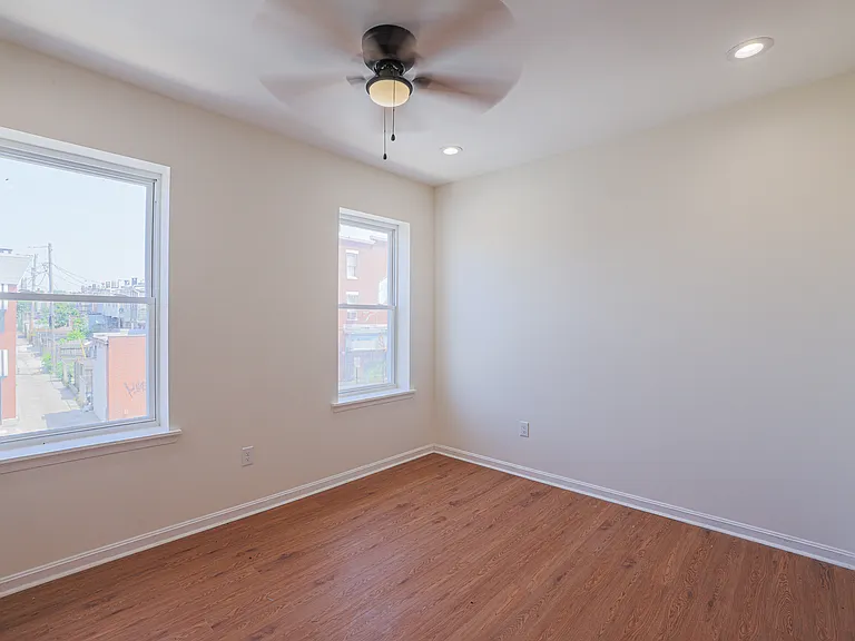 2729 E Monument St — Photo 17