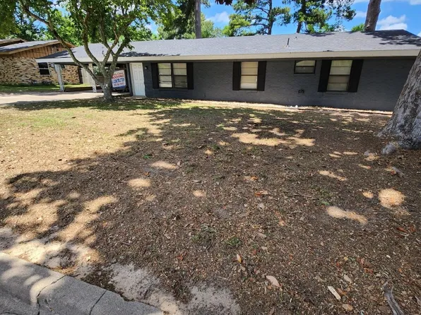 606 Colonial Dr, Athens, TX 75751