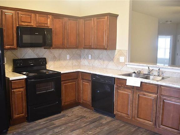 4th image of 900 SW Loudon Dr