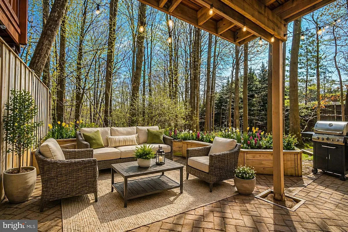 Building Photo - 9929 Hemlock Woods Ln