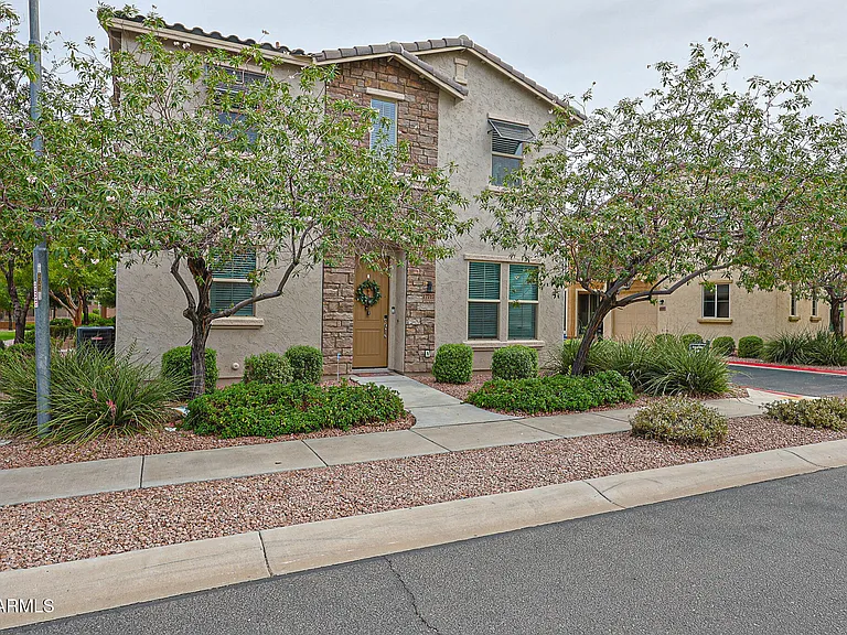 17717 W Mandalay Ln — Photo 2