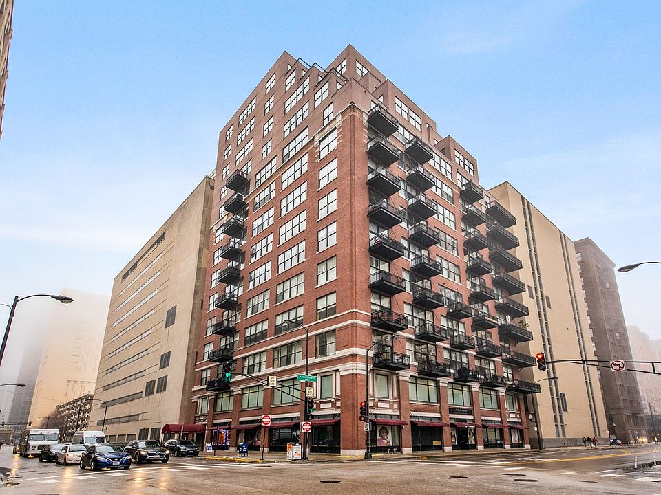 Well run building in the South Loop walking distance to the El, shops, and restaurants.