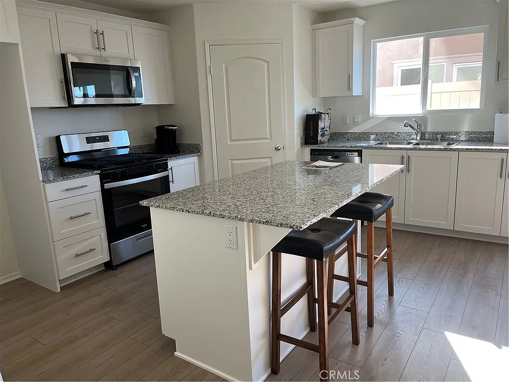4 bed, 2.5 bath, 1725 sqft, $3,800 — Photo 3