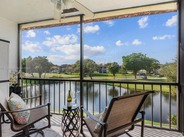 8930 S Hollybrook Blvd APT 303, Pembroke Pines, FL 33025