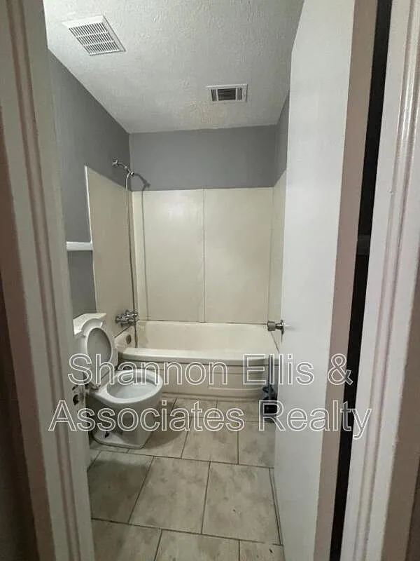 2 bed, 1.0 bath, 700 sqft, $1,100 — Photo 4