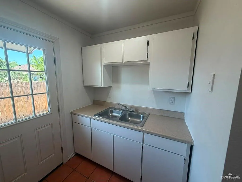 2 bed, 1.0 bath, 840 sqft, $750 — Photo 4