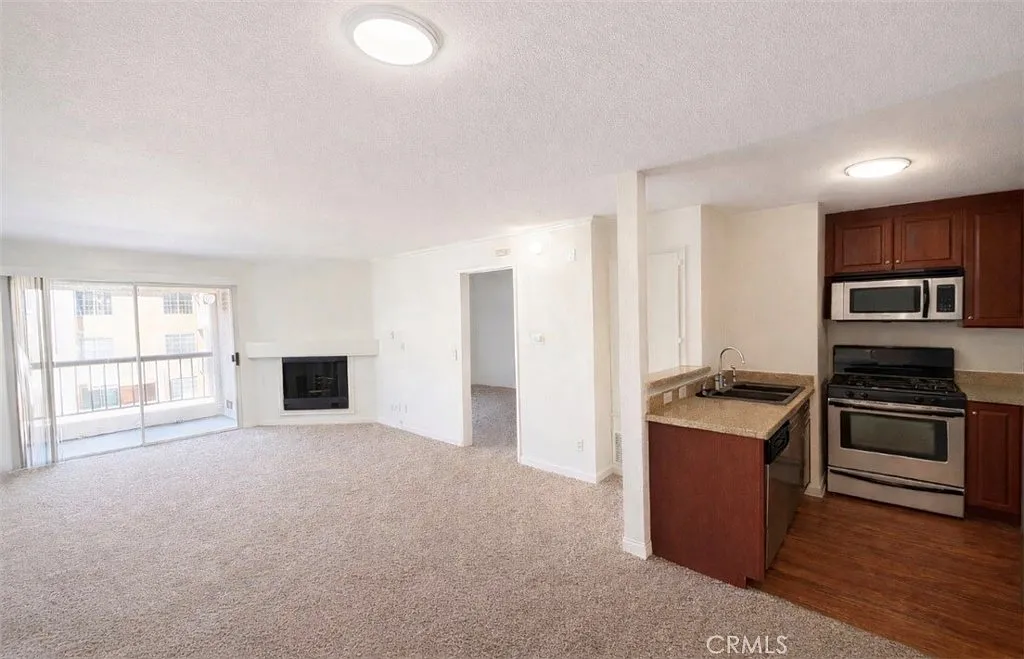 1 bed, 690 sqft, $2,300 — Photo 1