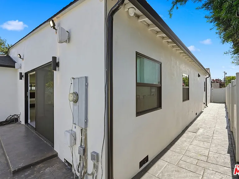 5735 Saloma Ave — Photo 48