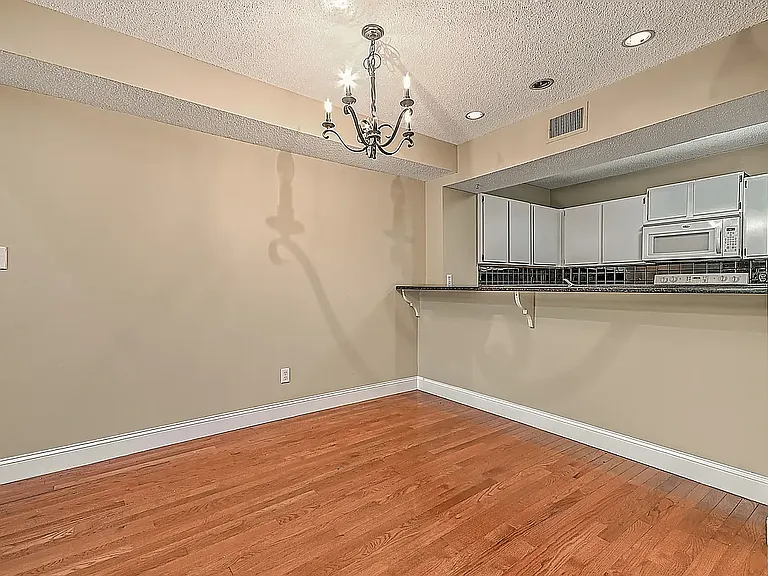 109 Beechnut St #7 — Photo 22