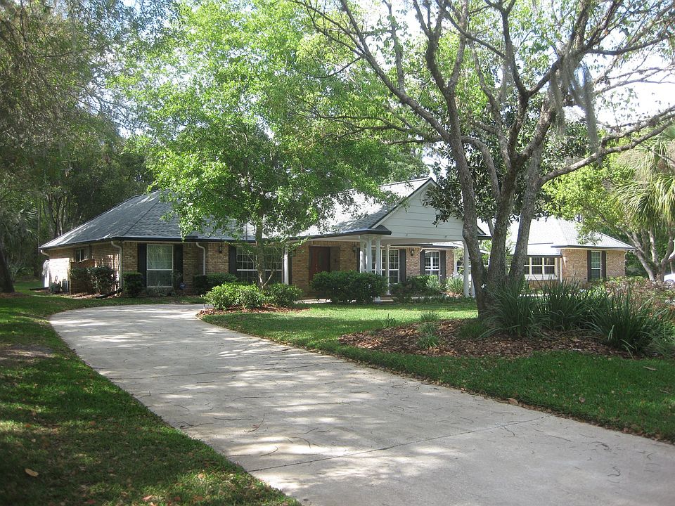 circular driveway to porte cochere