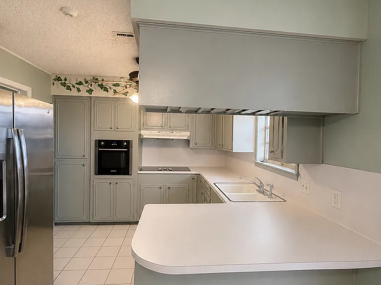 652 Birchwood Dr — Photo 2