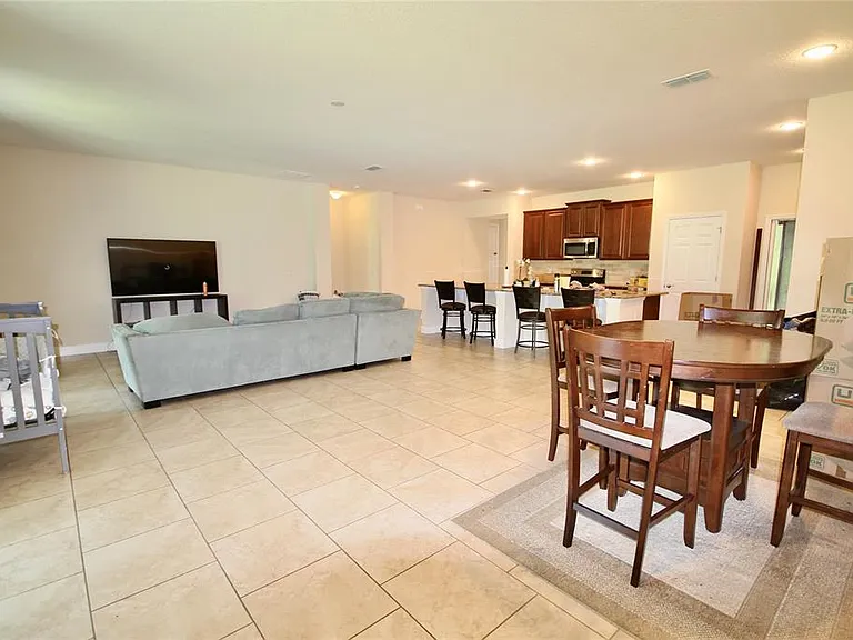 1073 Cavan Dr — Photo 5