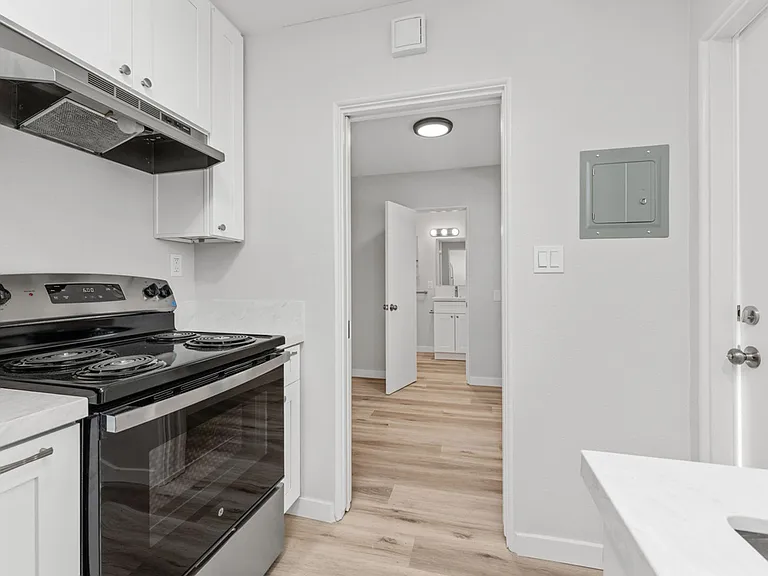 Hillcrest Great Renovated One Bedroom Apartment. — Photo 7
