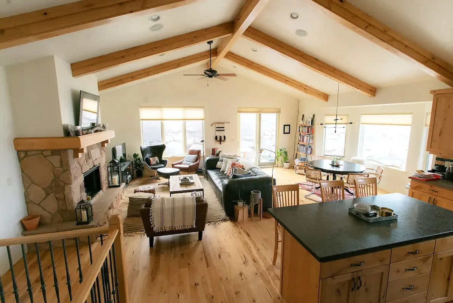 5 bed, 3.0 bath, 3196 sqft, $8,177 — Photo 2