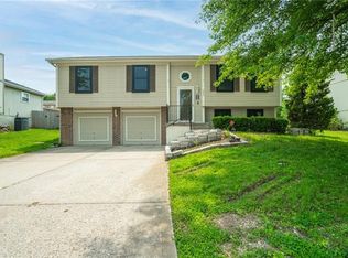 2807 SW Shadow Brook Dr, Blue Springs, MO 64015