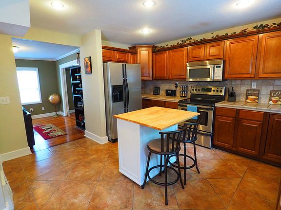 3rd image of 836 W Gregory Blvd