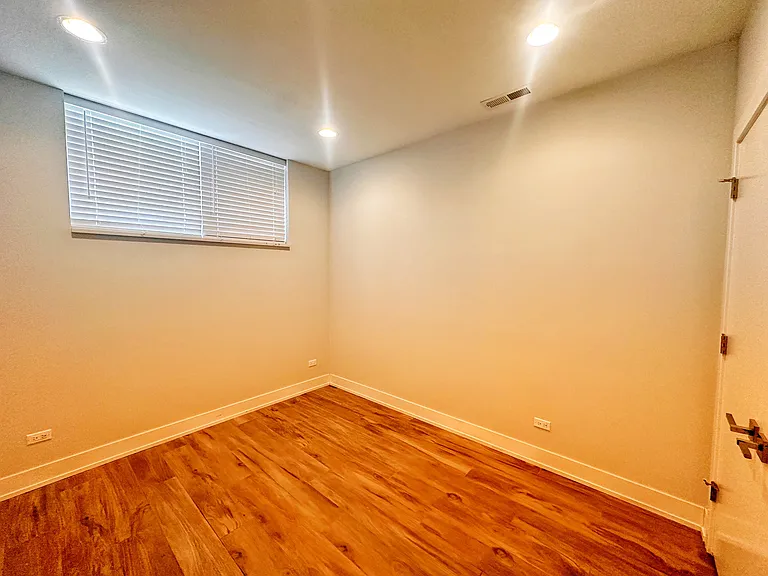 2353 N Seeley Ave #1B — Photo 11