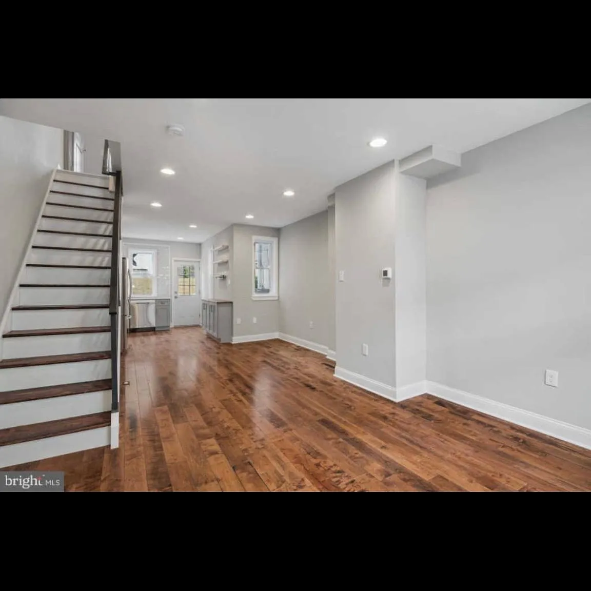 1439 S Etting St — Photo 2
