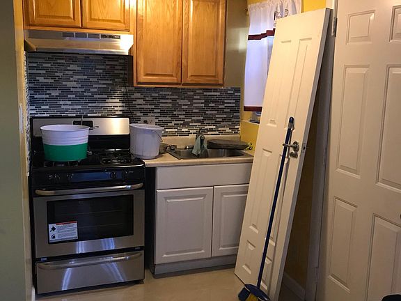 4th image of 2825 Schurz Ave #1