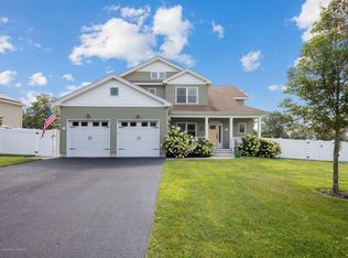 10 Trent Ct, Manahawkin, NJ 08050