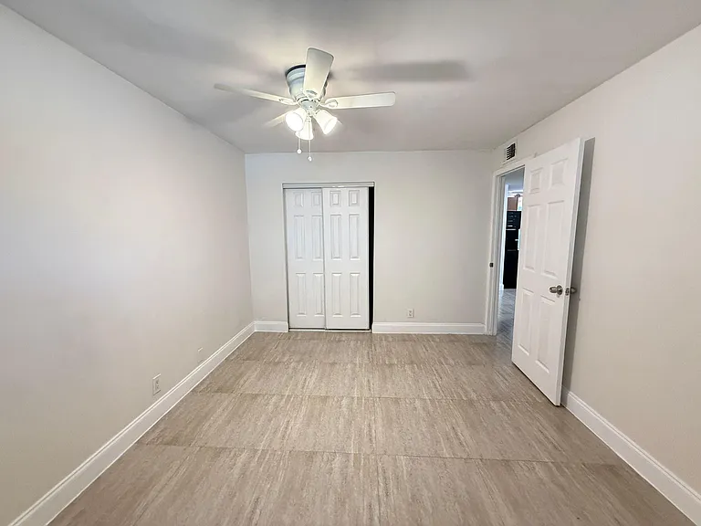 607 NE 29th Dr #22 — Photo 10