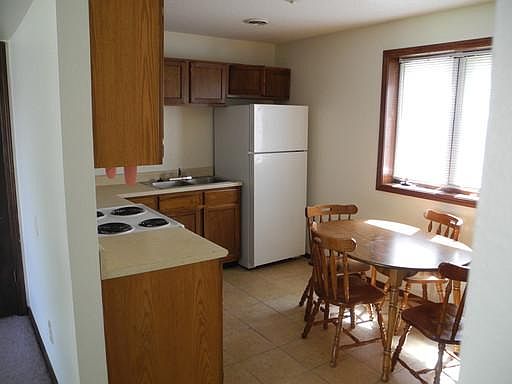 Functional well-maintained eat-in kitchen