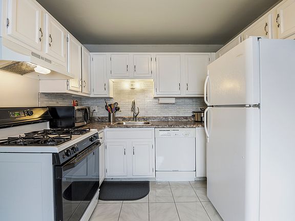 5th image of 119 Fairlane Ct APT D