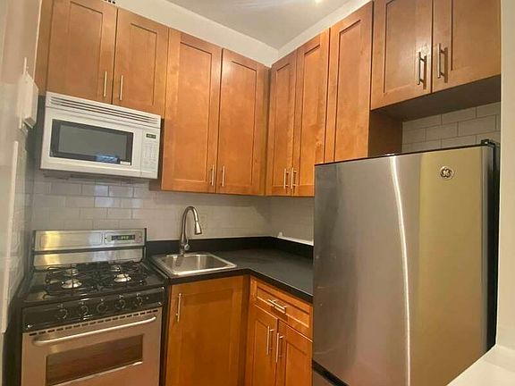 4th image of 211 E 89th St APT B11