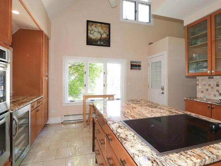 916 Pleasant St #2 — Photo 9