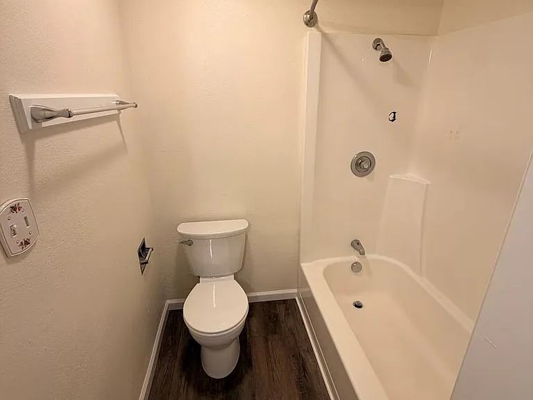 410 SE Park St — Photo 6