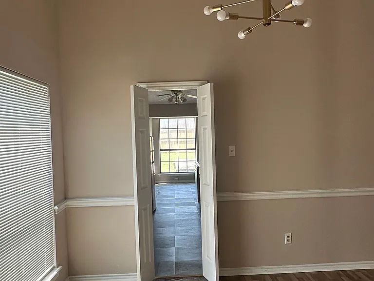 1441 Warwick Dr — Photo 5