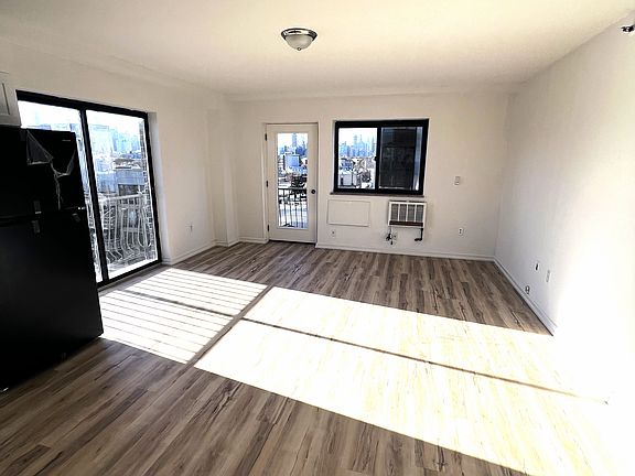 3rd image of 2735 21st St APT 8
