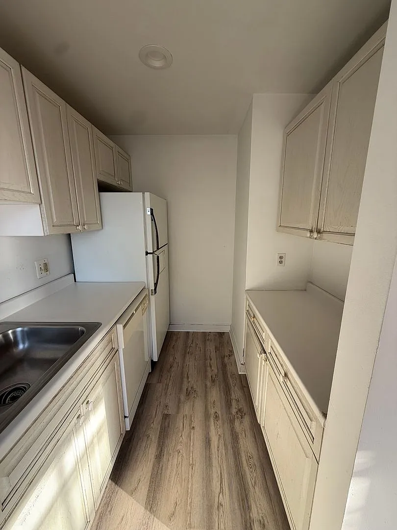 Nice 2 bed in South End — Photo 3