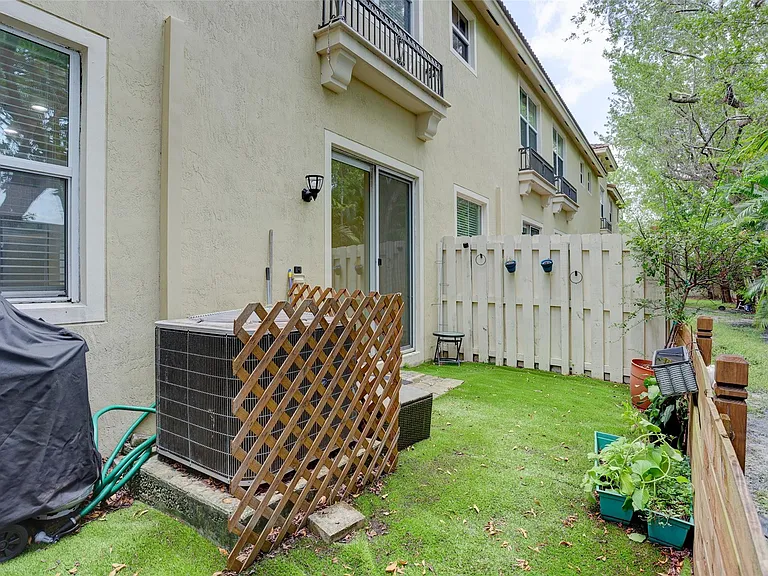 2851 W Prospect Rd #305 — Photo 26