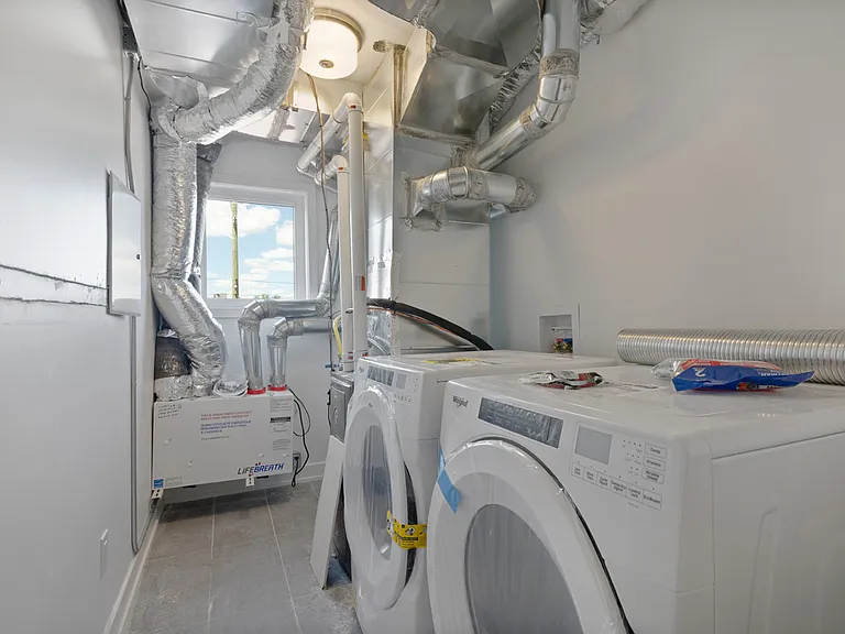 9 Spadina Ave #2 — Photo 17