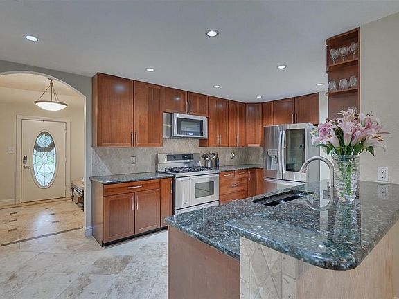 5th image of 325 Greenleaf St