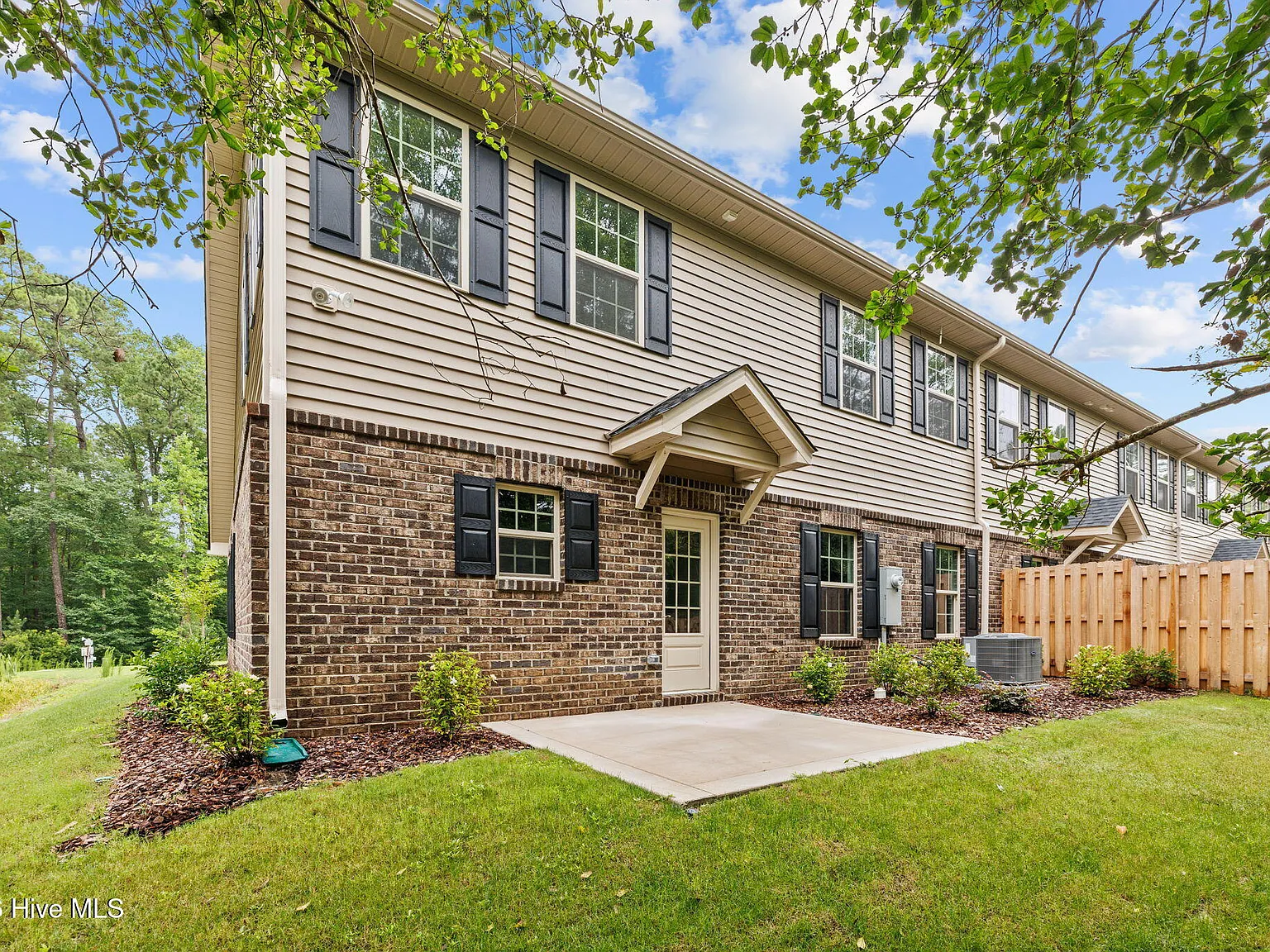 3 bed, 2.5 bath, 2023 sqft, $2,300 — Photo 3